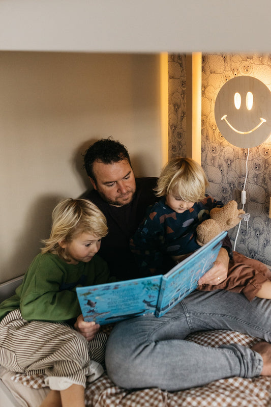 Vegglampe i tre til barnerommet | Smiley - ubehandlet