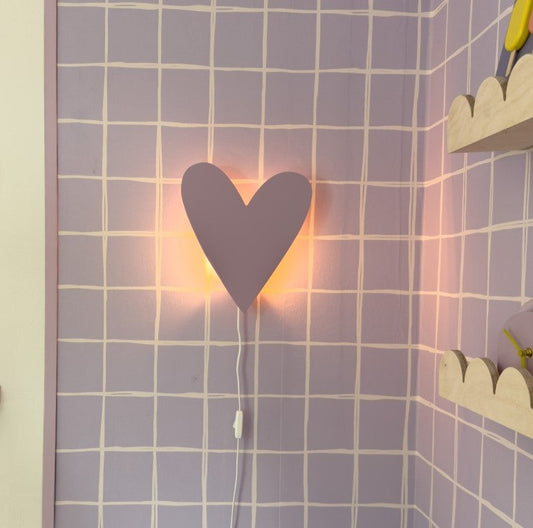 Vegglampe i tre til barnerommet | Hjerte - Lilla