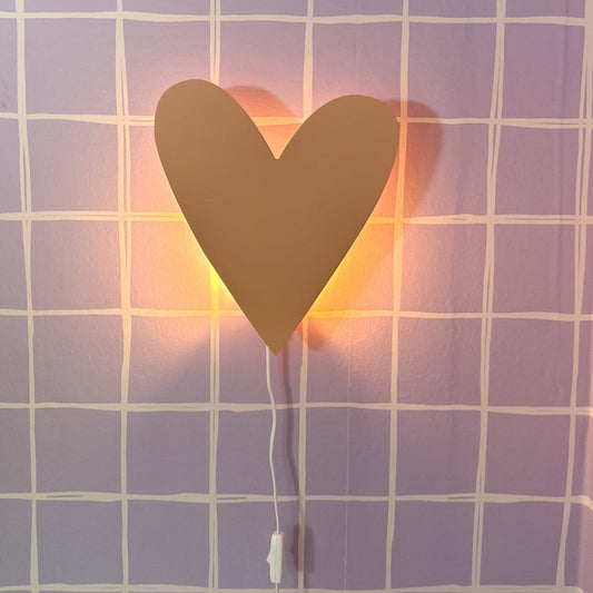 Vegglampe i tre til barnerommet | Hjerte - fersken