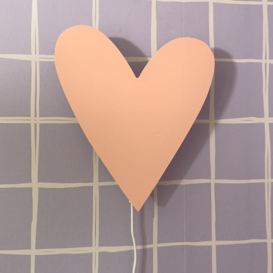 Vegglampe i tre til barnerommet | Hjerte - fersken