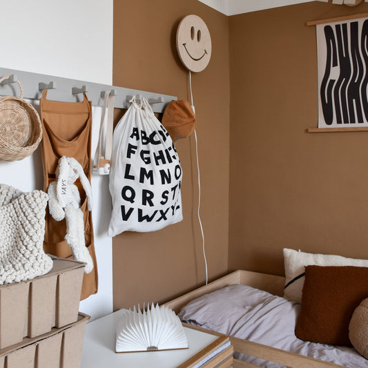 Vegglampe i tre til barnerommet | Smiley - ubehandlet