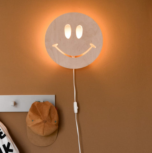 Vegglampe i tre til barnerommet | Smiley - ubehandlet