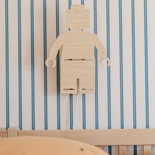 Vegglampe i tre til barnerommet | Legomann - ubehandlet