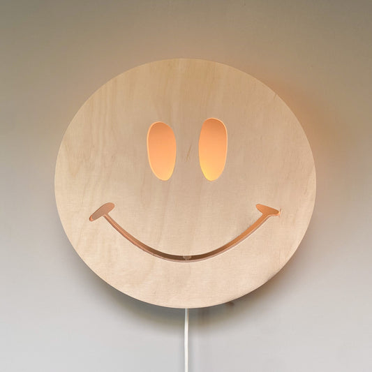 Vegglampe i tre til barnerommet | Smiley - ubehandlet