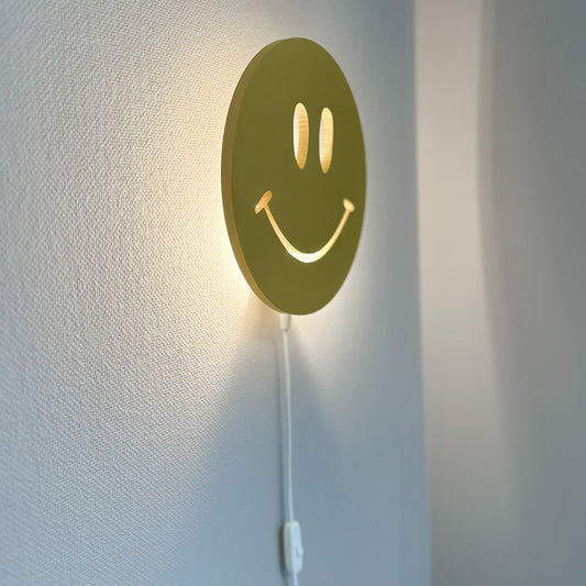 Vegglampe i tre til barnerommet | Smiley - gul